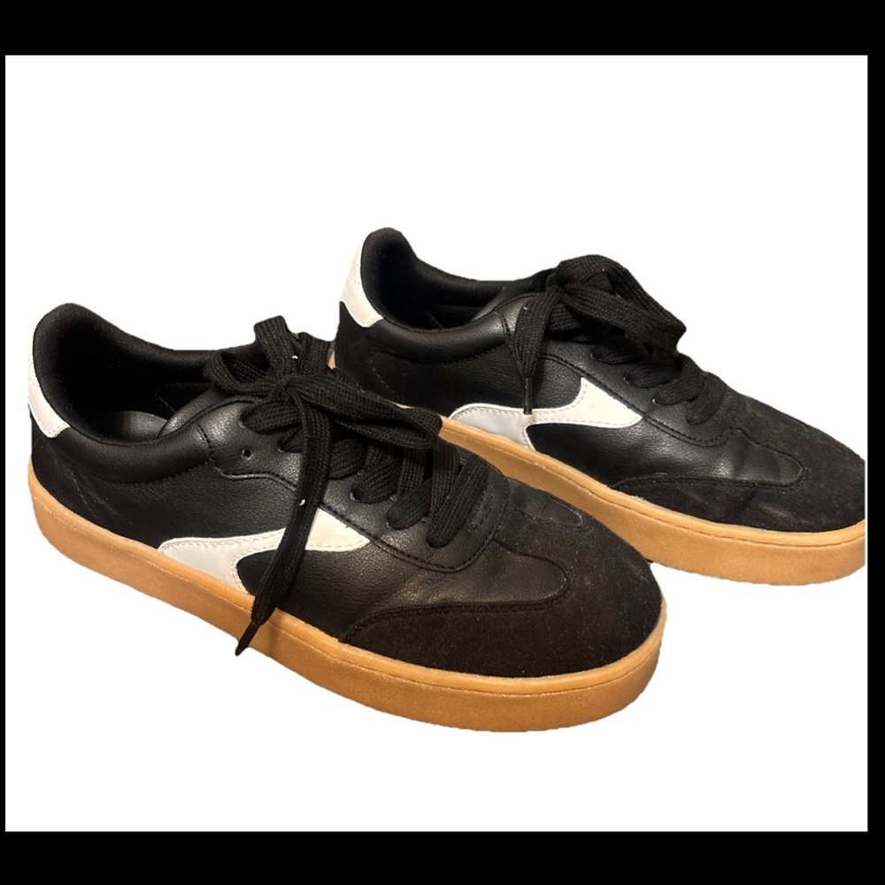 Wild Fable Black and White women’s Sneakers